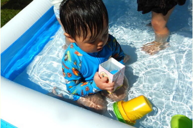 プール遊び水の感覚を楽しもう